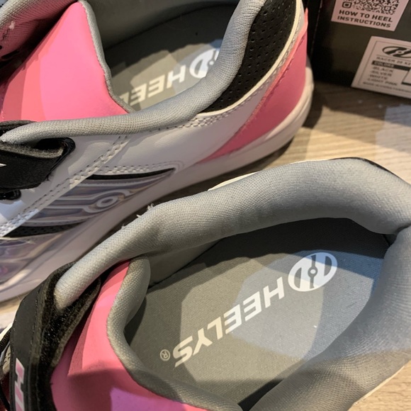 BRAND NEW Heelys size  2 youth - Picture 6 of 10